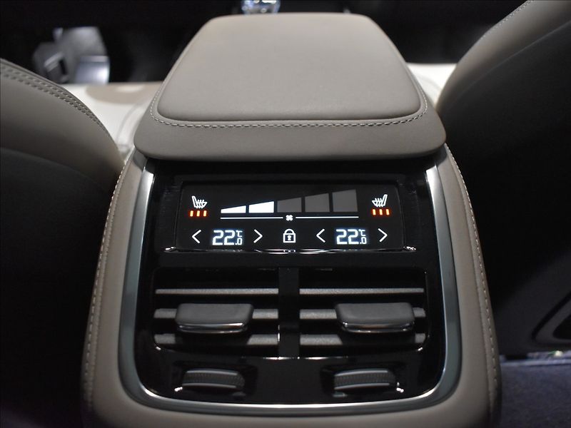 Volvo XC90 2,0 T8 AWD Ultra Masáže,Vzduch - fotka 18 z 29