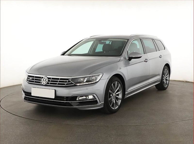 Volkswagen Passat (2019) 2.0 TDI, Automat, Navi - fotka 2 z 21