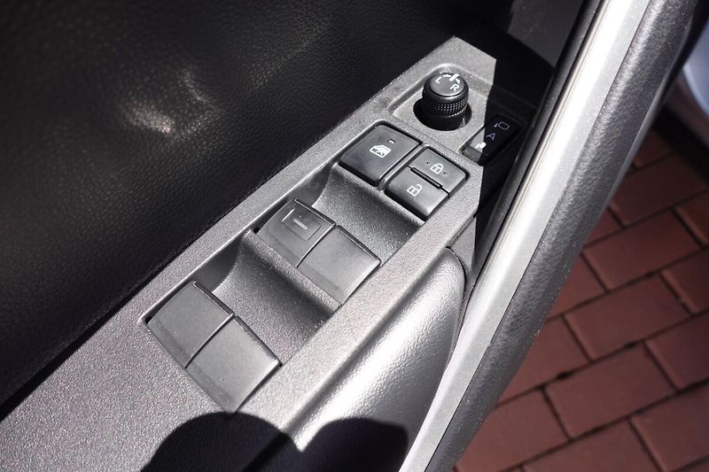 Toyota Corolla Cross 2,0 HEV Style Tech FWD - fotka 10 z 33