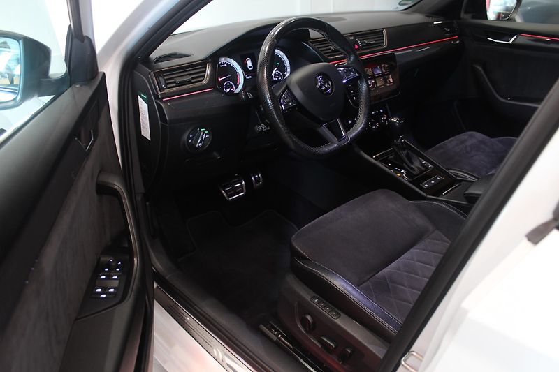 Škoda Superb (2017) 2.0TDI DSG Sport-Line Tažné - fotka 15 z 39