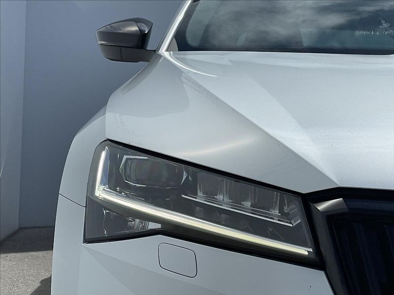 Škoda Superb 2,0 TDI DSG Sportline ACC+LED - fotka 21 z 24