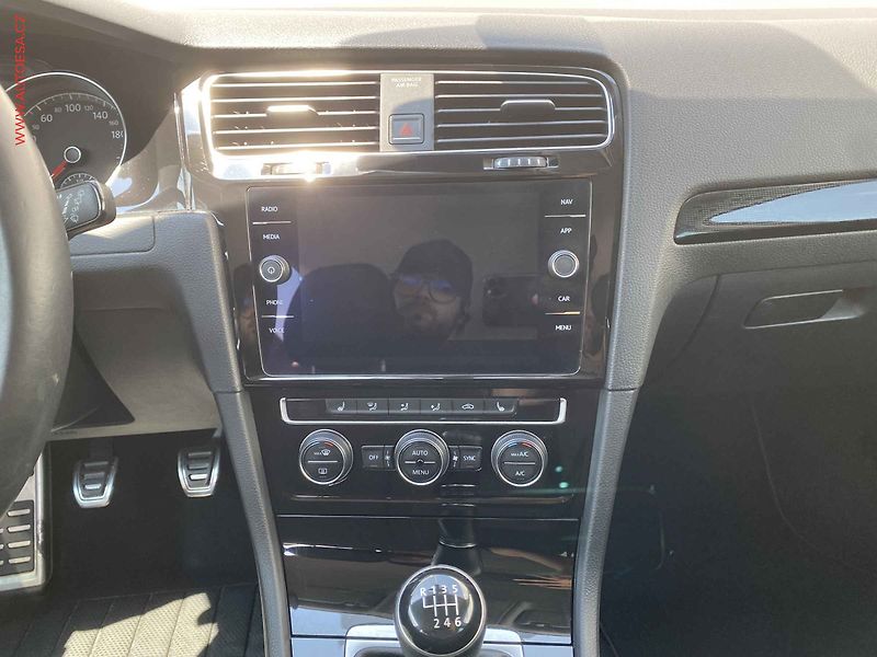 Volkswagen Golf (2017) 2.0 TDi, Sound, navi - fotka 12 z 17