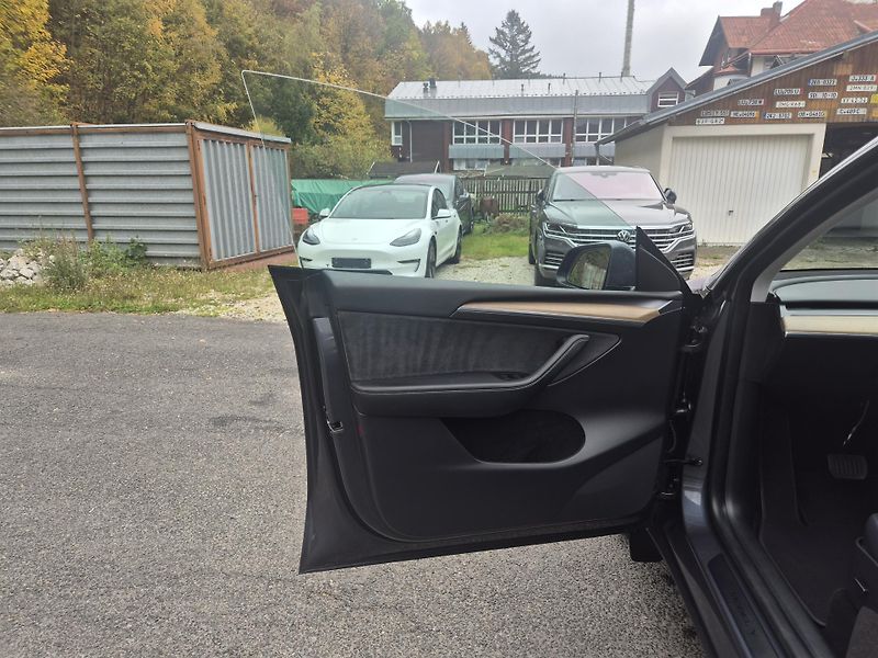 Tesla Model Y RWD 220kw TZ SOH 93,6 % - fotka 36 z 49
