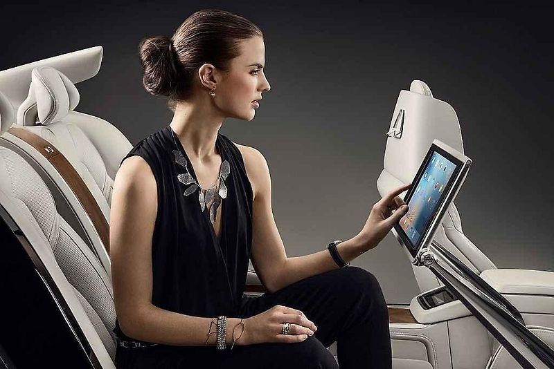 Volvo S90 Excellence Lounge Console.