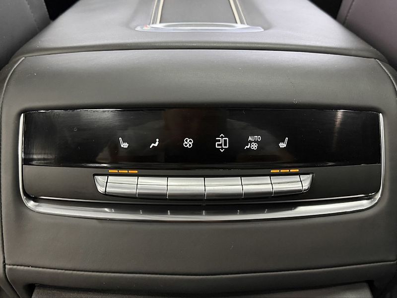 Cadillac Escalade 6.2 V8 AWD ESV SPORT PLATINUM, - fotka 35 z 40