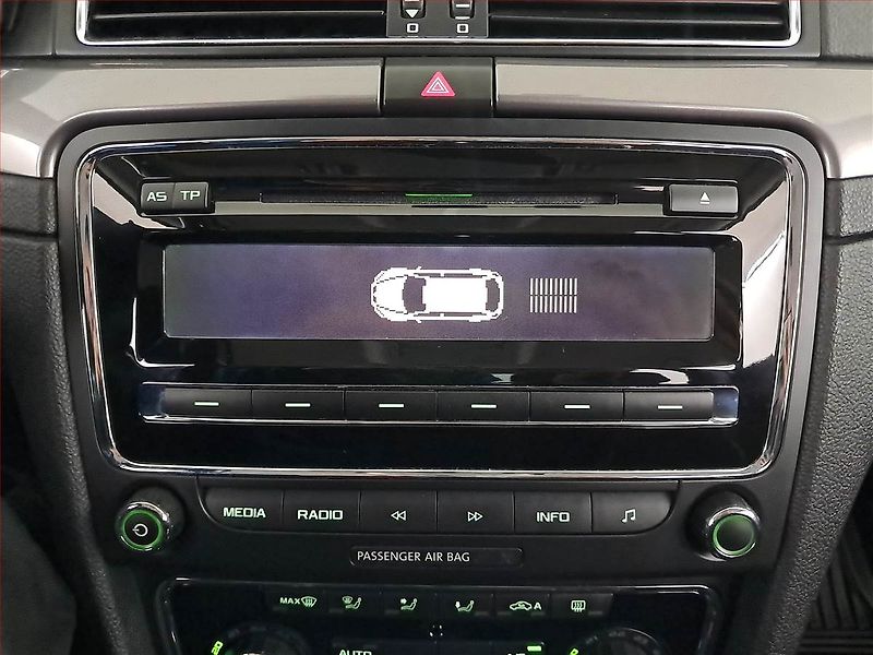 Škoda Superb (2013) 2.0 TDI, Xenony, Tempomat - fotka 20 z 20