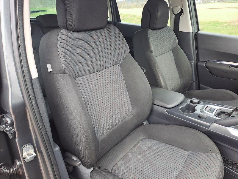 Peugeot 3008 (2010) 1.6 HDi - fotka 14 z 28