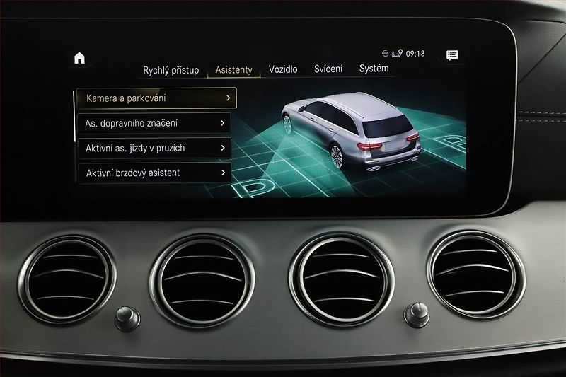 Mercedes-Benz Třídy E (2021) AMG Paket E 300 e 4MATIC - fotka 20 z 31
