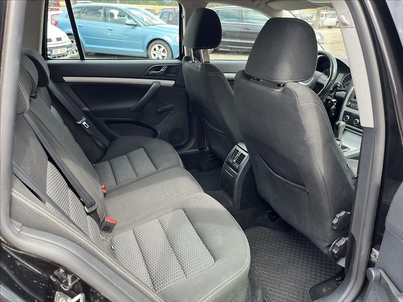 Škoda Octavia 1,6 MPi KLIMA ROZVODY PNEU - fotka 12 z 36