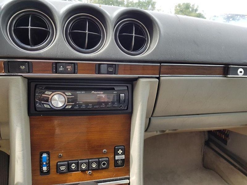 Mercedes-Benz SL 380 1982 160 kW HARDTOP - fotka 21 z 23