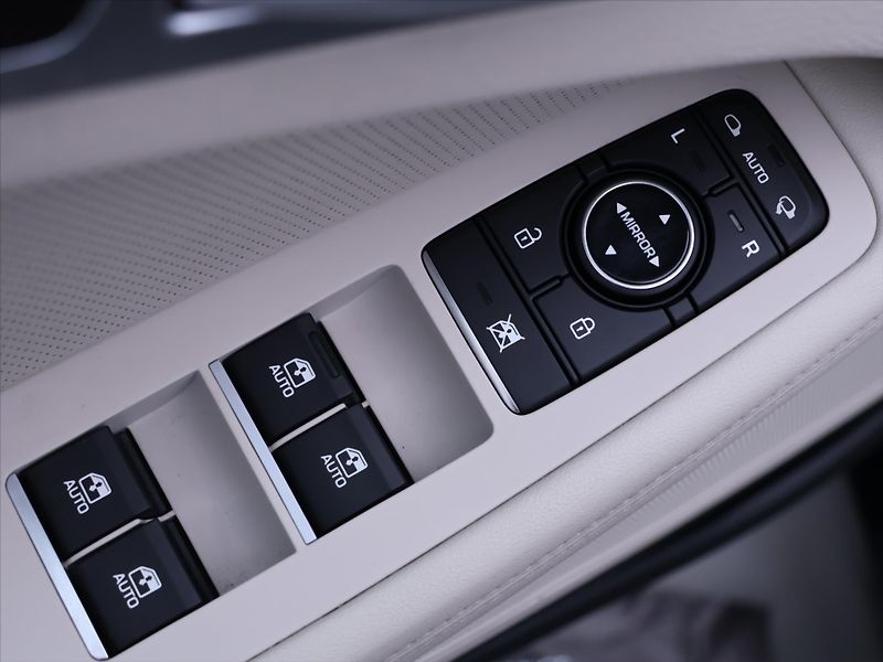 Hyundai Genesis 3,8 V6 232kW Exclusive 4x4 CZ - fotka 15 z 40