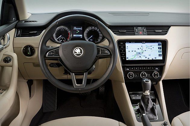 Automatická klimatizace ve vozech Škoda pracuje s nastavenou cílovou teplotou a podle podmínek upravuje výkon ventilace i směr proudění vzduchu. Řidič tak nemusí v létě neustále ručně měnit intenzitu foukání., zdroj: Se svolením Škoda.
