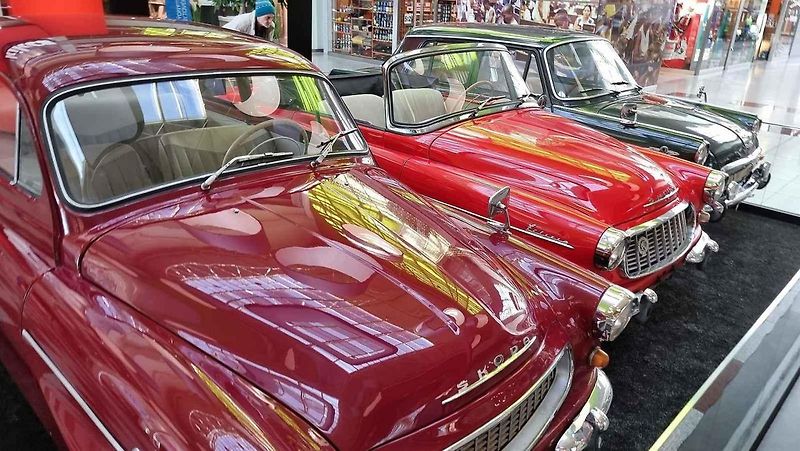 Desítkami historických aut značky Škoda se lze od čtvrtka kochat v obchodním centru Olympia v Brně. K vidění je třiadvacet aut, pět motocyklů a jízdní kolo.