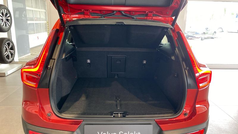 Volvo XC40 PLUS DARK, B4 AWD, 145+10 kW / - fotka 9 z 38