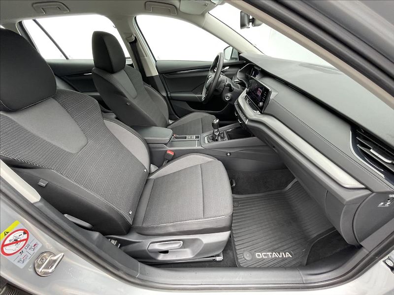 Škoda Octavia 2,0 TDI Combi Ambition Plus - fotka 18 z 23