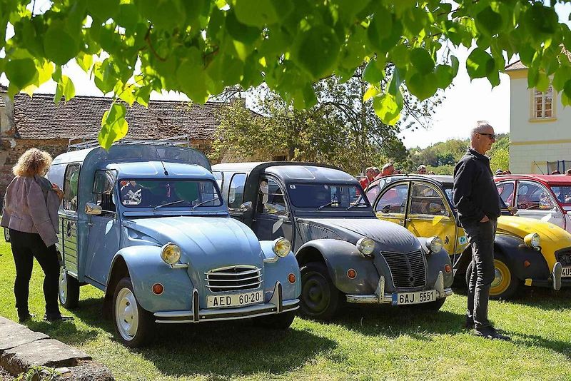 Jarní koulení - sraz automobilů a příznivců značky Citroën na zámku ve Svojšíně na Tachovsku.