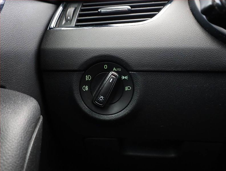 Škoda Octavia (2013) RS 2.0 TDI, Xenony, Tempomat - fotka 16 z 19