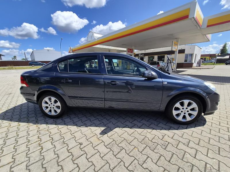 Opel Astra 1,6 16V Enjoy - fotka 5 z 16