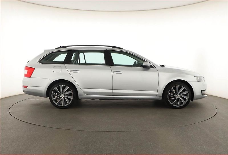 Škoda Octavia (2017) Laurin&Klement 1.8 TSI, Kůže - fotka 6 z 17