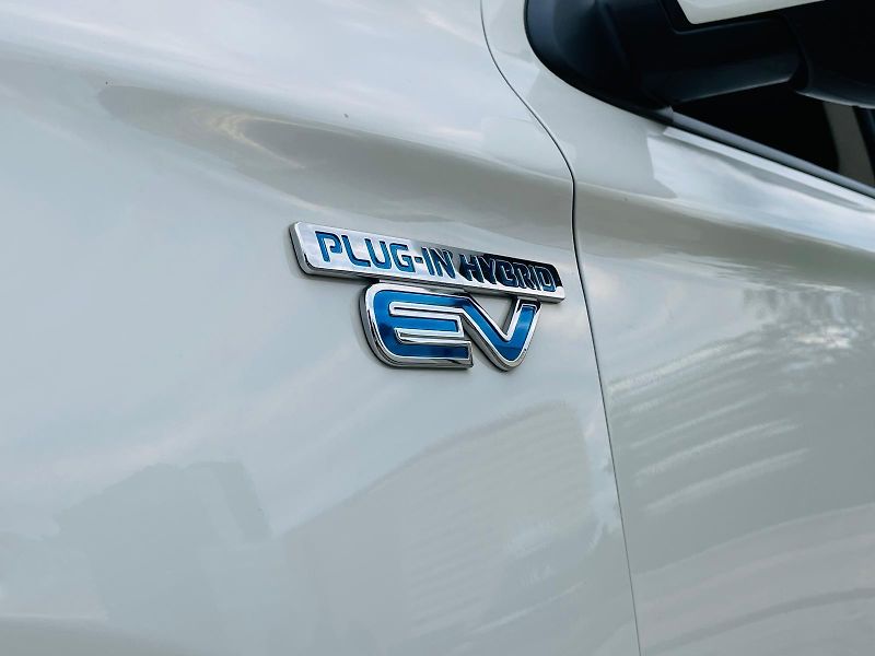 Mitsubishi Outlander 2.4i+HYBRID 4x4 SERVISKA TAŽNÉ - fotka 26 z 53