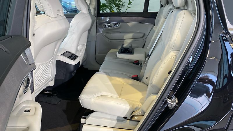 Volvo XC90 (2026) ULTRA BRIGHT, B5 AWD, 184+10 k - fotka 11 z 15