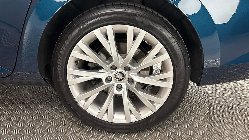 Škoda Superb 2.0 TDI DSG 4x4 Style Combi - fotka 19 z 27
