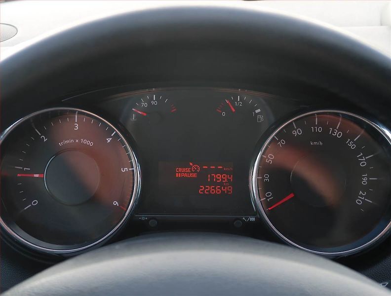Peugeot 5008 (2016) 1.6 BlueHDi, nová STK - fotka 11 z 19