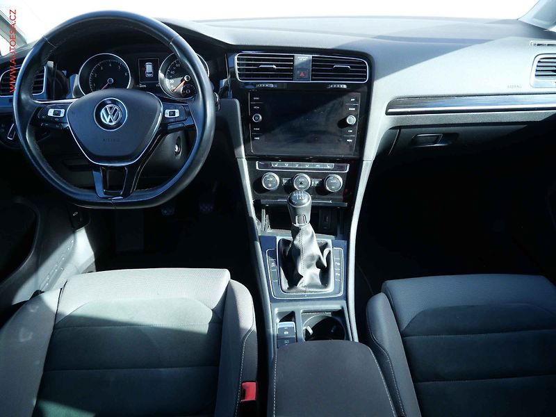 Volkswagen Golf (2020) 1.5 TSi, Highline, LED, panor - fotka 8 z 20