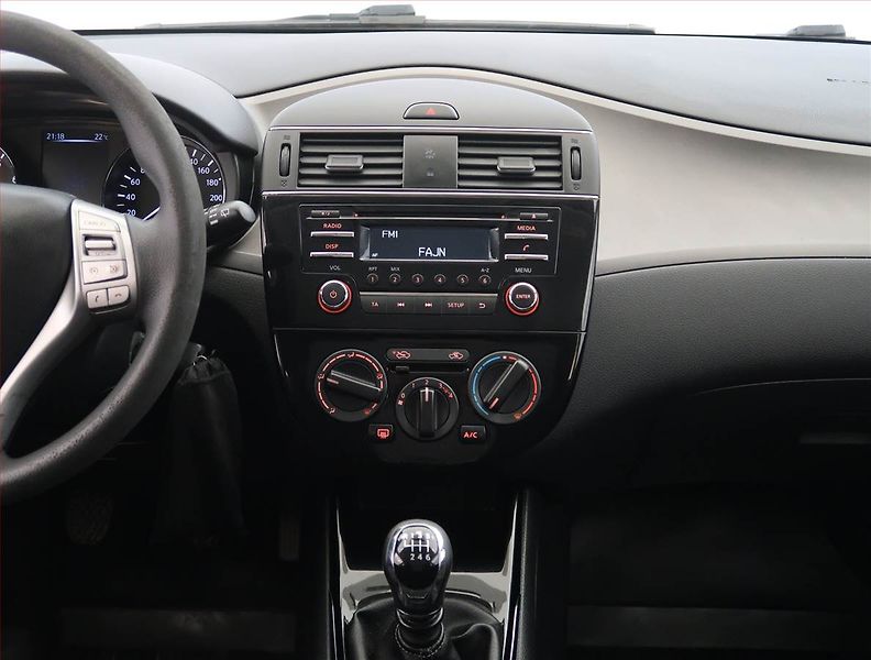 Nissan Pulsar (2015) 1.2 DIG-T, Park. senzory - fotka 12 z 18
