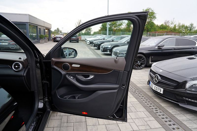 Mercedes-Benz GLC 250i 4Matic/kůže/Led/9AT/ČR - fotka 21 z 43