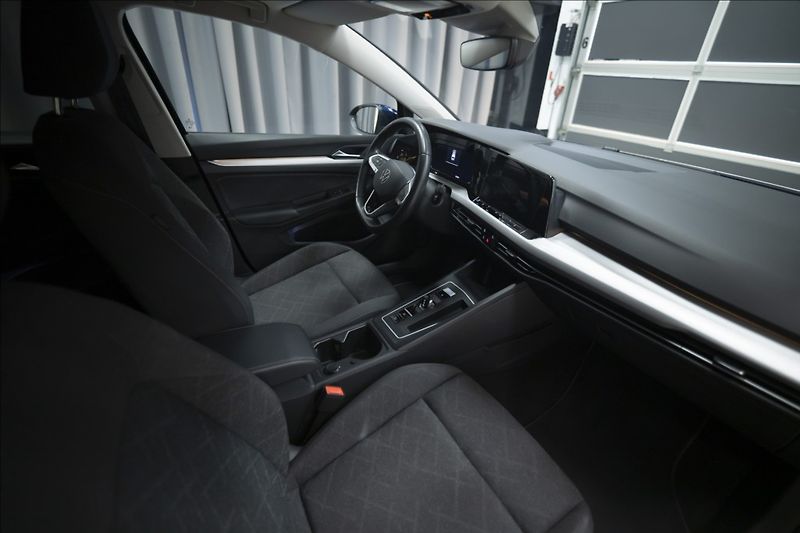 Volkswagen Golf 1,5 eTSI DSG KAMERA VÝHŘEV ČR - fotka 9 z 44