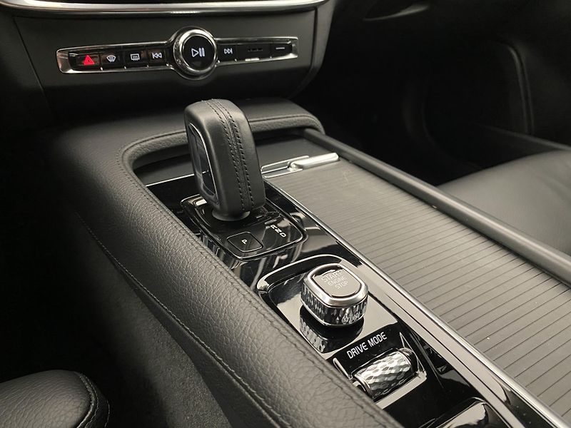 Volvo V90 B4 MOMENTUM AUT  - fotka 26 z 45