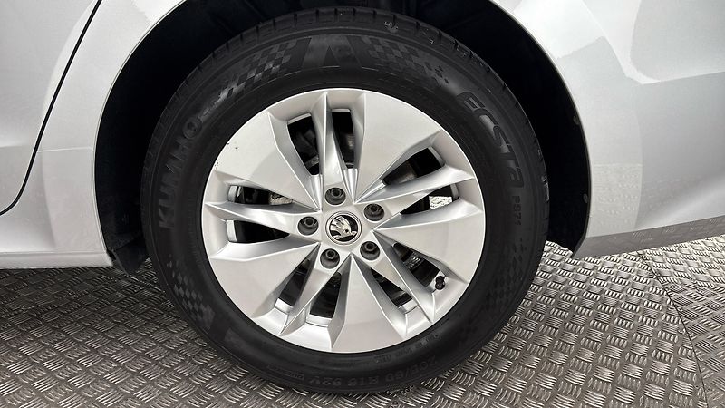 Škoda Octavia 2.0 TDI Ambition Combi - fotka 19 z 24
