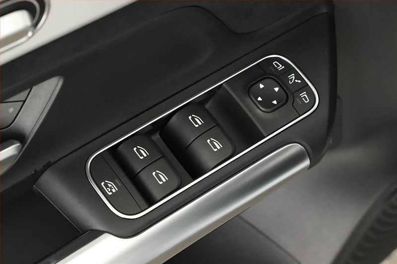Mercedes-Benz GLA (2025) 200 d, AMG LINE, KEYLESS - fotka 12 z 19
