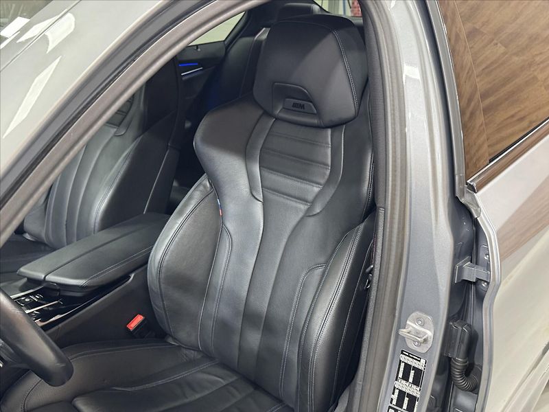 BMW Řada 5 M550i xDRIVE LASER HUD - fotka 24 z 31