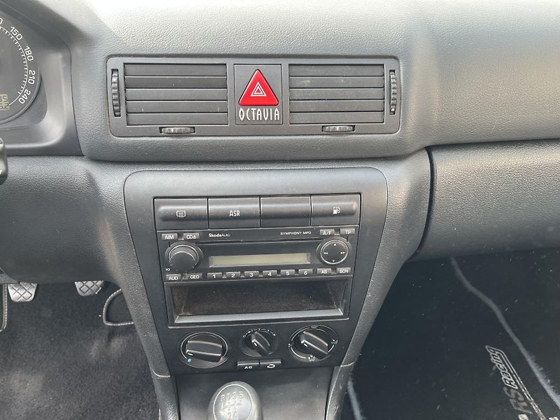 Škoda Octavia 1.9 TDi Tour - fotka 17 z 29
