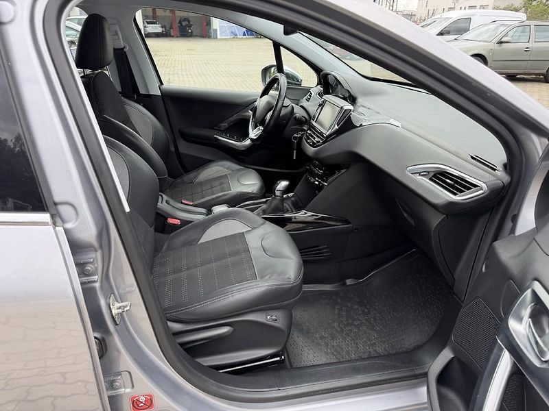 Peugeot 2008 1.2T 81 kW navigace, serviska - fotka 11 z 18