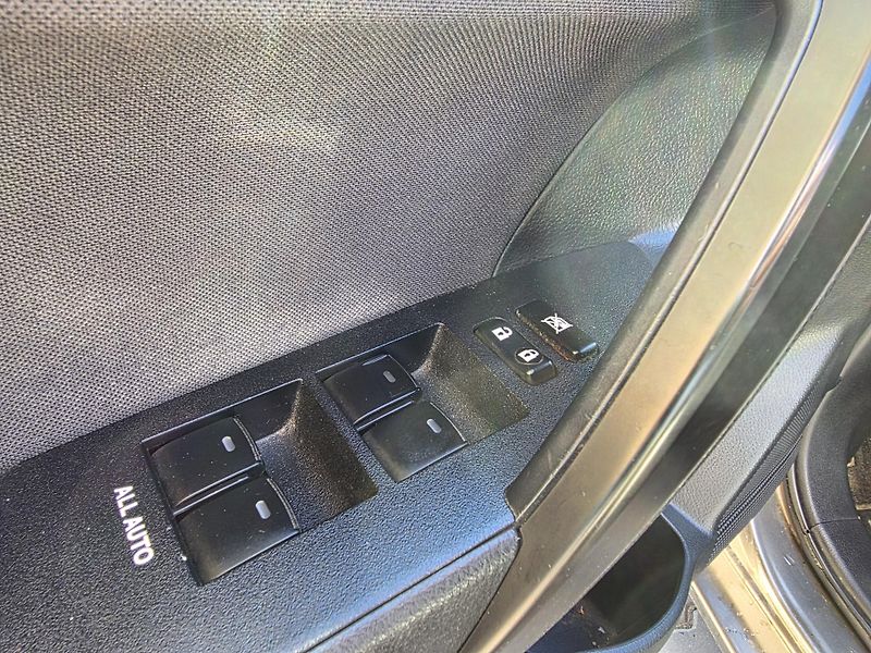 Toyota Corolla 1.6-AUTOMAT-NAVI-KAMERA - fotka 16 z 26