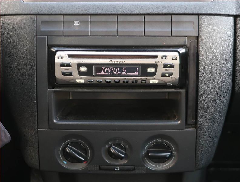 Škoda Fabia (2005) 1.2 12V, nová STK, zamluveno - fotka 12 z 13