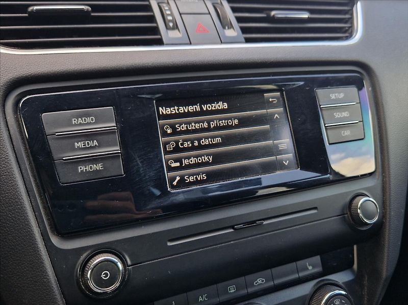 Škoda Octavia 1,6 TDI VÝHŘEV NEZ.TOPE XENONY - fotka 30 z 34