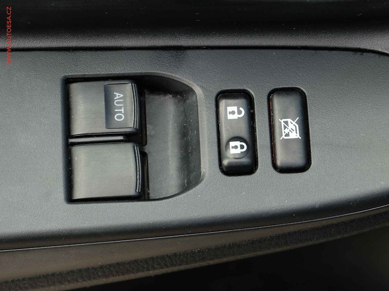 Toyota Yaris (2014) 1.3 VVT- i, ČR, AC, park - fotka 11 z 18