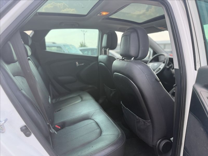 Hyundai ix35 2,0 135kW A/T NAVI PANO 4X4 - fotka 28 z 32