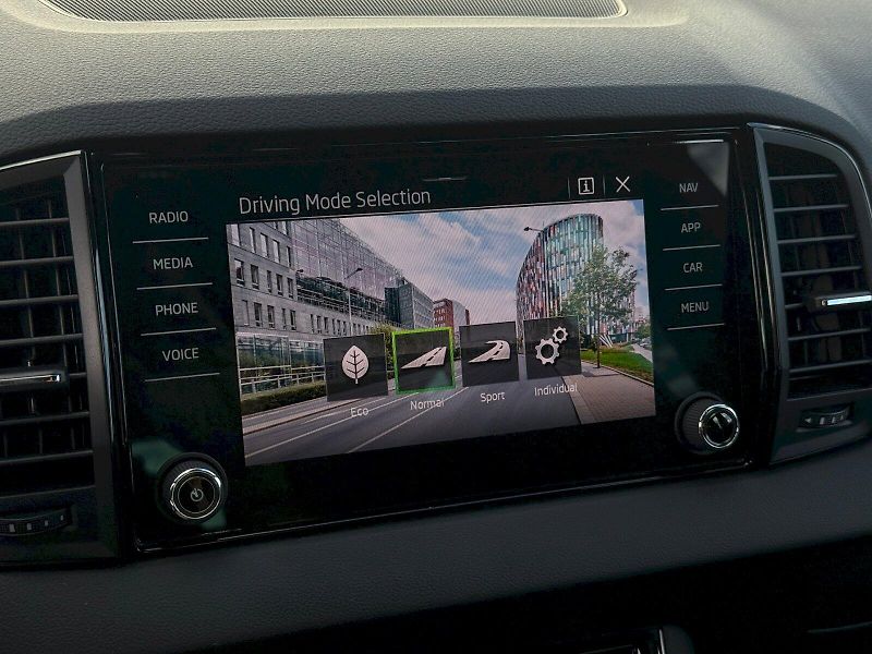 Škoda Karoq (2025) 1.5 TSI 110 kW DSG SportLine - fotka 18 z 27
