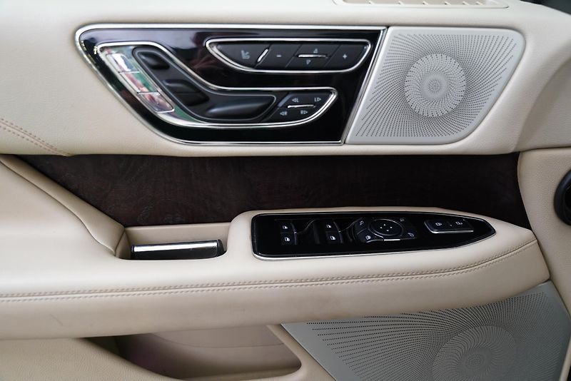 Lincoln Navigator - fotka 12 z 27