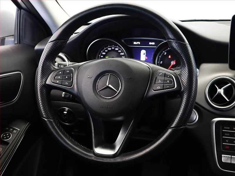 Mercedes-Benz GLA (2018) 200 d 4MATIC, 4X4 - fotka 14 z 19