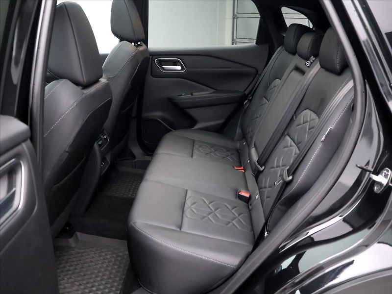 Nissan Qashqai 1,3 DIG-T 116kW 4x4 Tekna CZ D - fotka 15 z 37