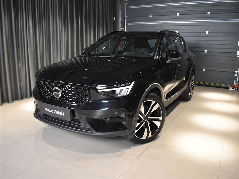 Volvo XC40 2,0 B3 PLUS Dark Bezklíč - fotka 1 z 22