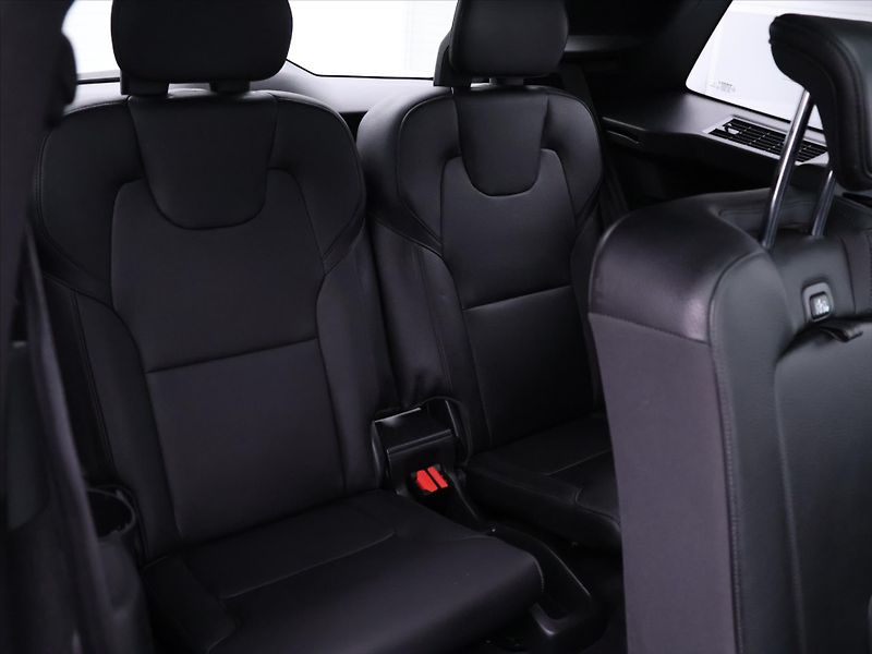 Volvo XC90 2,0 173 kW AWD Momentum DPH 7m - fotka 16 z 39