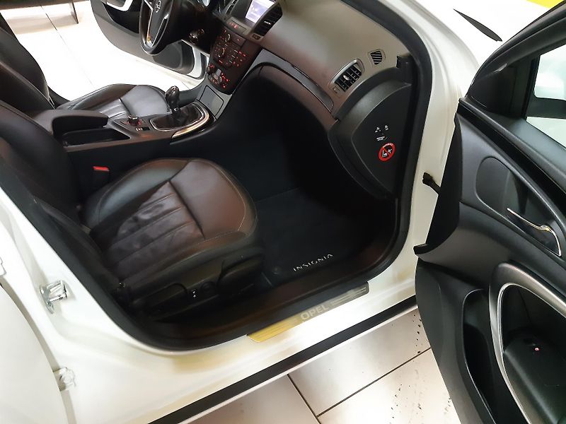 Opel Insignia 2.0 CDTI COMBI COSMO NAVI      - fotka 26 z 28