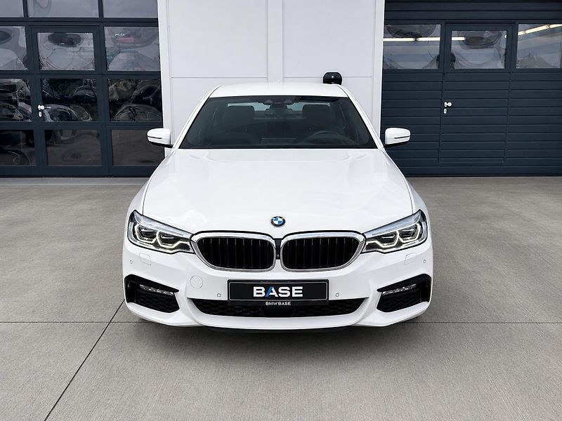 BMW Řada 5 540d xDrive M-Sport - fotka 2 z 29
